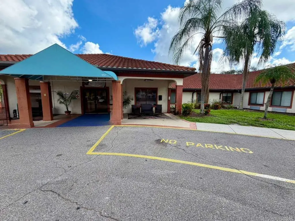 The main entrance of Vivo Healthcare Meadows, under its portico